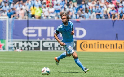 AOA电竞独家-一个破足球踢到烂